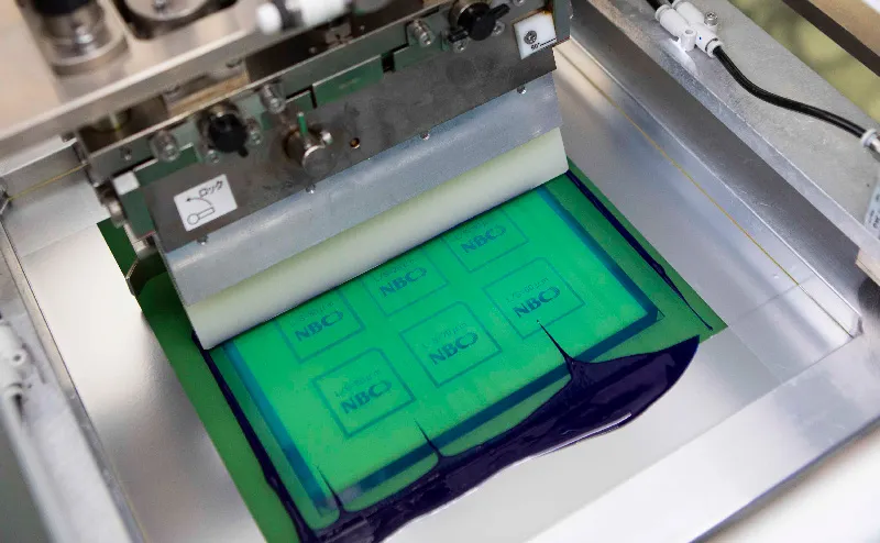 スクリーン印刷機で印刷中の様子